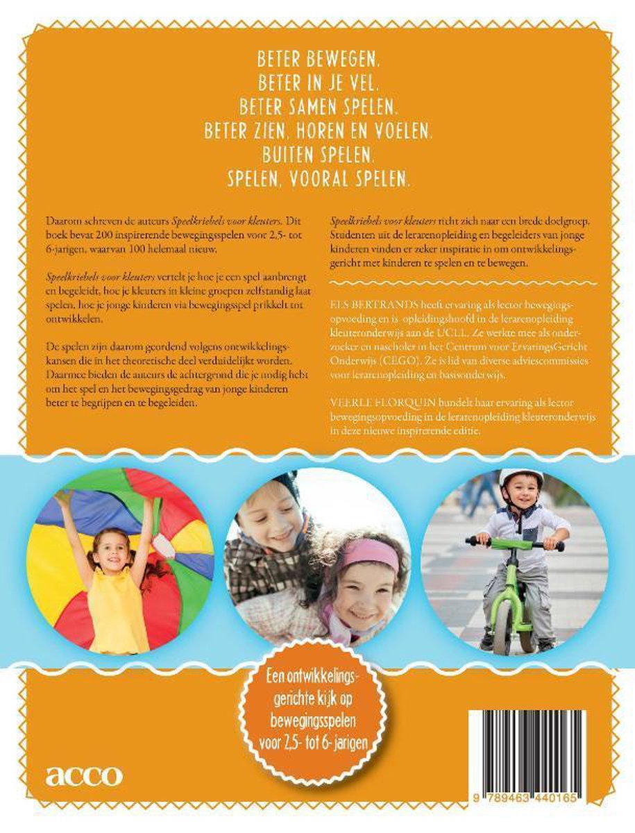 Een boek met de titel 'Speelkriebels voor kleuters', met twee kinderen buiten op een grasveld. Eén kind houdt een kleurrijke paraplu vast, de ander zit op een fiets.