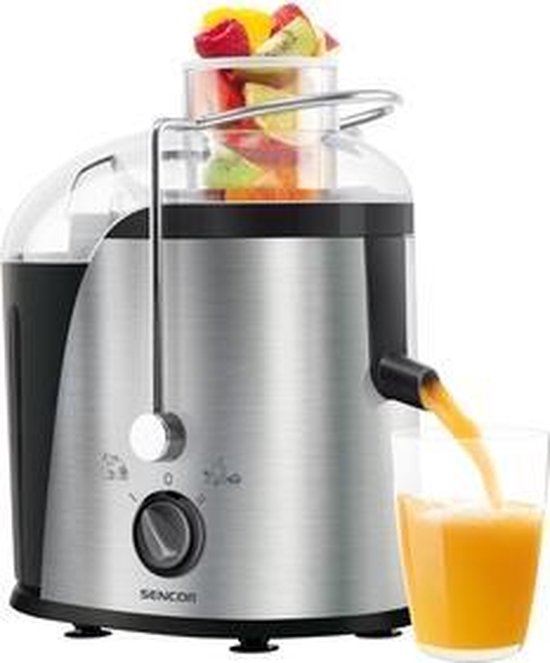 Sapcentrifuge van Sencor met RVS-afwerking en fruit in de invoertrechter. Sap stroomt in een glas.