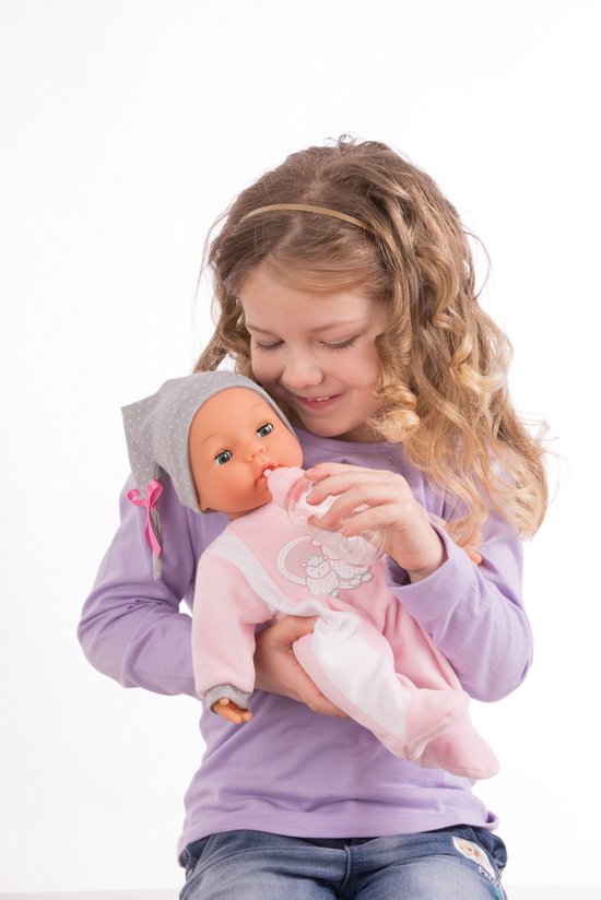 Meisje geeft een babypop met roze slaappakje en grijze muts een flesje.