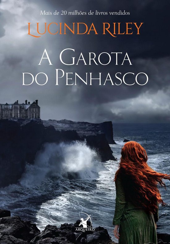 Boekomslag van 'A Garota do Penhasco' met een roodharig meisje dat naar een ruig, stormachtig strand kijkt, met een oud gebouw op de achtergrond.