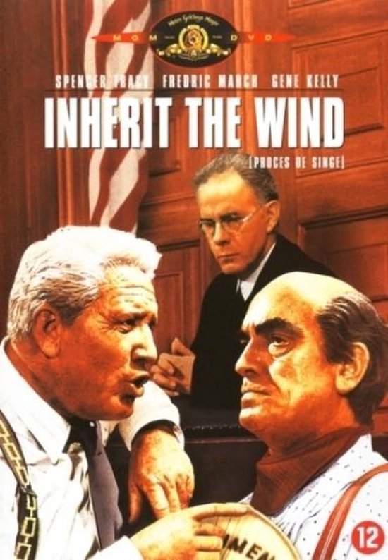 DVD-hoes van 'Inherit the Wind' met Spencer Tracy, Fredric March en Gene Kelly. Twee mannen in pak en stropdas bekvechten voor een rechter.