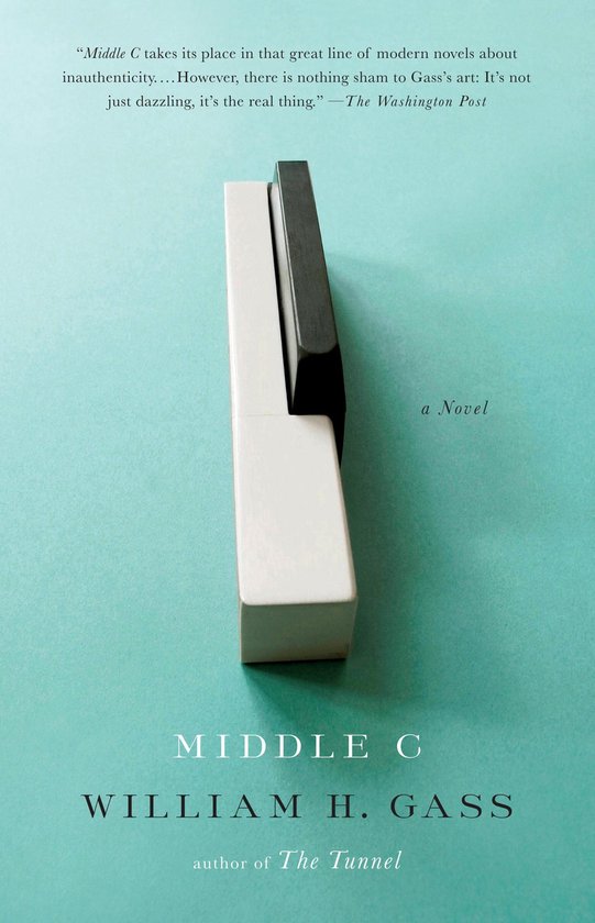 Boek met de titel Middle C. De cover toont een piano toets, wit en zwart, op een blauwe achtergrond. Titel en auteur staan onderaan.