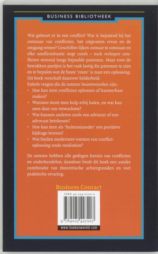 Achterkant van een boek met oranje achtergrond. Bevat tekst over conflicten oplossen en een barcode.