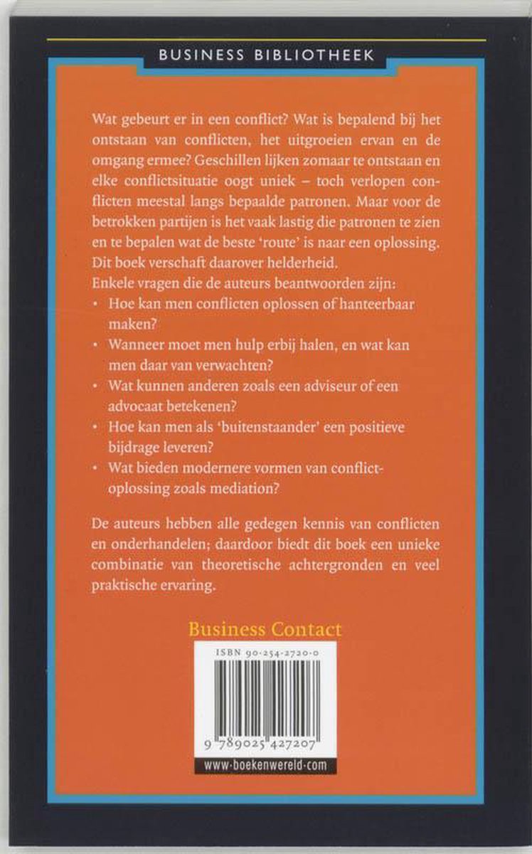 Achterkant van een boek met oranje achtergrond. Bevat tekst over conflicten oplossen en een barcode.