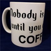 Witte koffiemok met tekst - Nobody is happy until you drink your coffee
