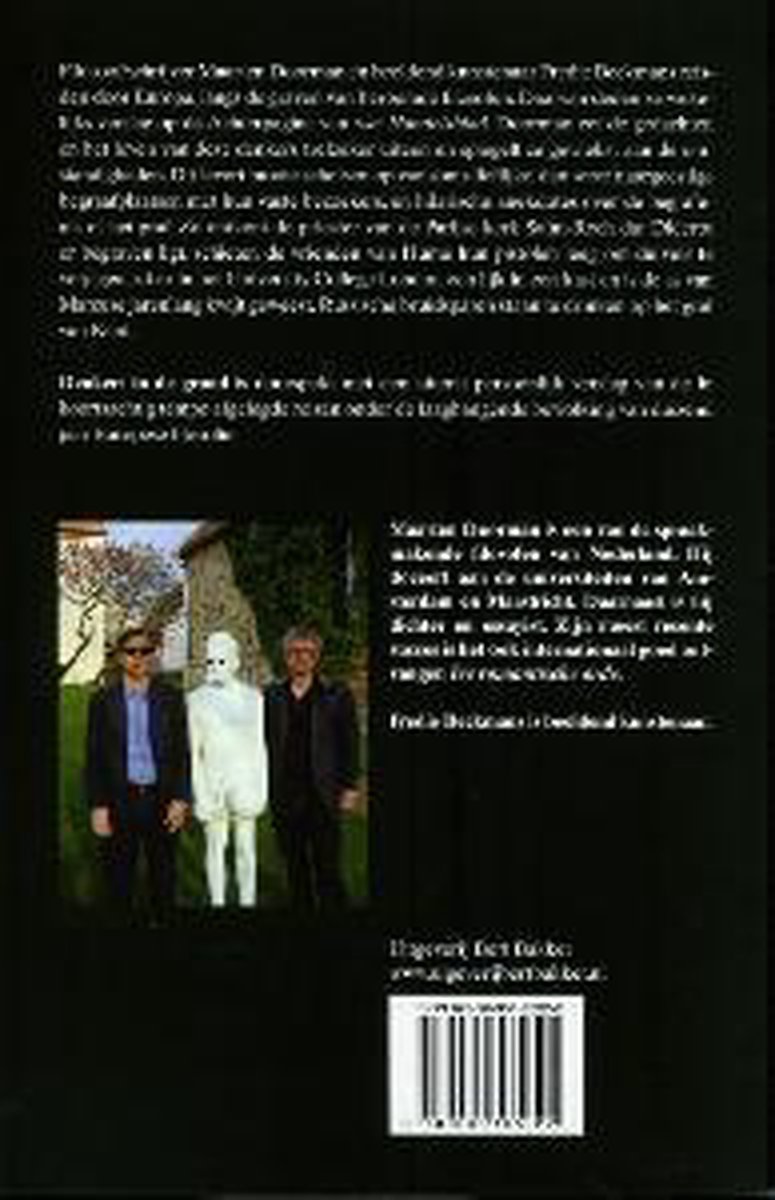 Drie personen staan naast een levensgroot wit beeld, een man met zonnebril en een in pak, in een tuin.