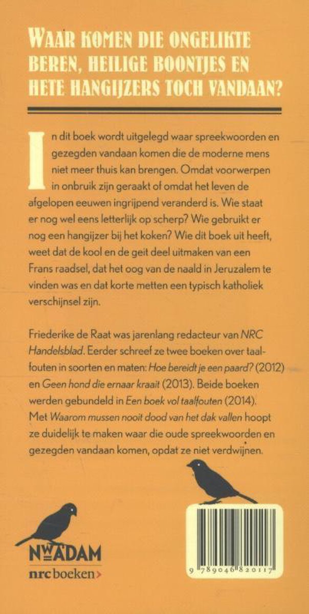 Achterkant van een boek met oranje achtergrond en Nederlandse tekst. Twee silhouetten van zangvogels onderaan. Titel van het boek "Waarom mussen nooit dood van het dak vallen".