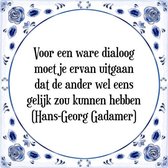 Tegeltje met Spreuk (Tegeltjeswijsheid): Voor een ware dialoog moet je ervan uitgaan dat de ander wel eens gelijk zou kunnen hebben (Hans-Georg Gadamer) + Kado verpakking & Plakhan