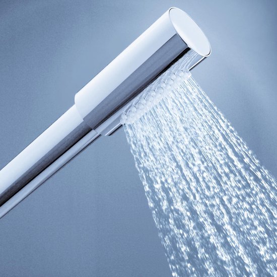 Chroomkleurige handdouche met straal water, op zachtblauwe achtergrond.