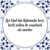 Tegeltje met Spreuk (Tegeltjeswijsheid): Het kind dat diplomatie heet, heeft zelden de waarheid als moeder + Kado verpakking & Plakhanger