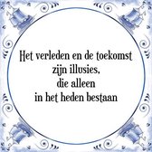 Tegeltje met Spreuk (Tegeltjeswijsheid): Het verleden en de toekomst zijn illusies, die alleen in het heden bestaan + Kado verpakking & Plakhanger