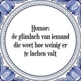 Tegeltje met Spreuk (Tegeltjeswijsheid): Humor: de glimlach van iemand die weet hoe weinig er te lachen valt + Kado verpakking & Plakhanger