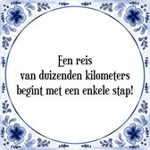 Tegeltje met Spreuk (Tegeltjeswijsheid): Een reis van duizenden kilometers begint met een enkele stap! + Kado verpakking & Plakhanger