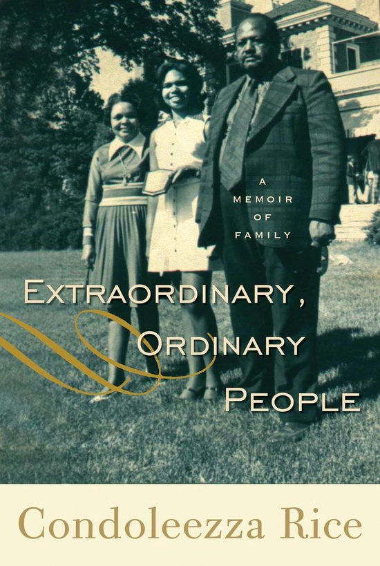 De omslag van "Extraordinary, Ordinary People" toont een zwart-witfoto van een familie van drie personen voor een huis. Condoleezza Rice is de auteur.