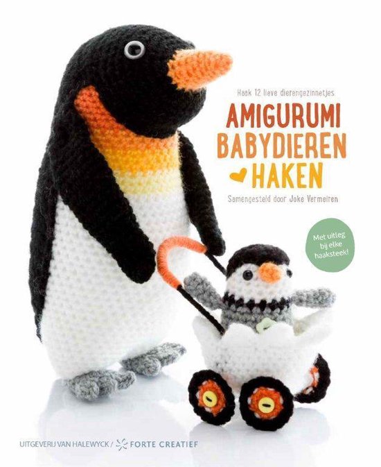 Gehaakte pinguïn met baby-pinguïn in een kinderwagen. Titel: AMIGURUMI BABYDIEREN HAKEN.
