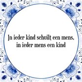 Tegeltje met Spreuk (Tegeltjeswijsheid): In ieder kind schuilt een mens, in ieder mens een kind + Kado verpakking & Plakhanger