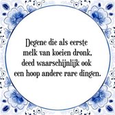 Tegeltje met Spreuk (Tegeltjeswijsheid): Degene die als eerste melk van koeien dronk, deed waarschijnlijk ook een hoop andere rare dingen. + Kado verpakking & Plakhanger