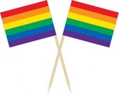 50x Cocktailprikkers regenboog vlag 8 cm vlaggetje decoratie - Wegwerp prikkertjes - Gay Pride thema