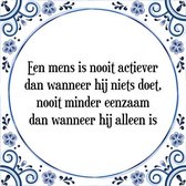 Tegeltje met Spreuk (Tegeltjeswijsheid): Een mens is nooit actiever dan wanneer hij niets doet, nooit minder eenzaam dan wanneer hij alleen is + Kado verpakking & Plakhanger