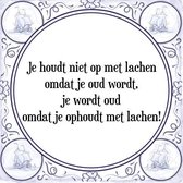 Tegeltje met Spreuk (Tegeltjeswijsheid): Je houdt niet op met lachen omdat je oud wordt, je wordt oud omdat je ophoudt met lachen! + Kado verpakking & Plakhanger