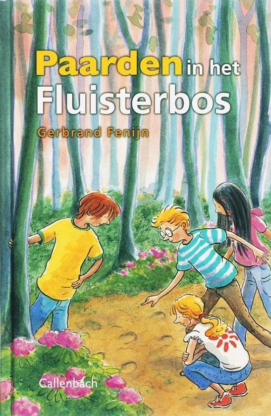 Boekcover met de titel 'Paarden in het Fluisterbos'. Vier kinderen, twee jongens en twee meisjes, lopen door een bos.