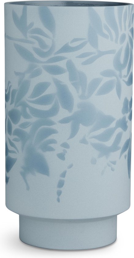 Lichtblauwe vaas met een decoratief bloemen- en bladerenmotief in een verfijnde tint blauw.