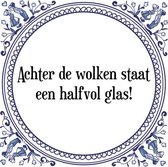 Tegeltje met Spreuk (Tegeltjeswijsheid): Achter de wolken staat een halfvol glas! + Kado verpakking & Plakhanger