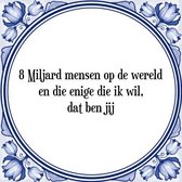 Tegeltje met Spreuk (Tegeltjeswijsheid): 8 Miljard mensen op de wereld en die enige die ik wil, dat ben jij + Kado verpakking & Plakhanger