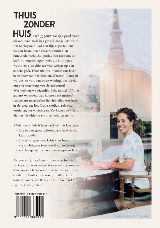 Achterkant van het boek "Thuis zonder huis" met tekst, ISBN en een foto van auteur Iris Schlagwein die aan een tafel zit.