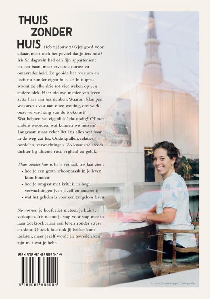 Achterkant van het boek "Thuis zonder huis" met tekst, ISBN en een foto van auteur Iris Schlagwein die aan een tafel zit.