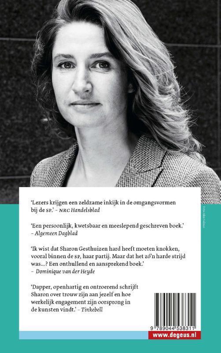 Close-up van een vrouw met warrig haar, met een zakelijk jasje. Tekst onderaan. Geen tekst in beeld behalve de quotes.
