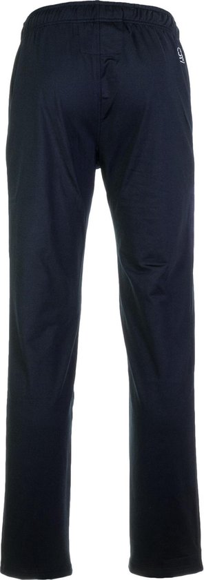 Achterkant van een donkerblauwe trainingsbroek met een elastische taille en een klein logo op de rechterbil.