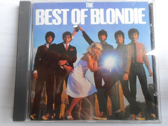 The Best of Blondie CD-hoes met Debbie Harry in witte jurk, omringd door bandleden.