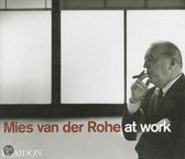 Mies Van Der Rohe Bei Der Arbeit