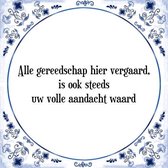 Tegeltje met Spreuk (Tegeltjeswijsheid): Alle gereedschap hier vergaard, is ook steeds uw volle aandacht waard + Kado verpakking & Plakhanger