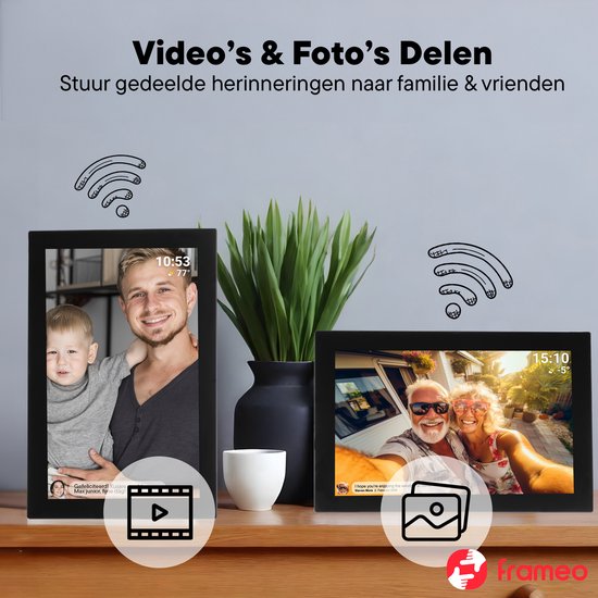 Twee digitale fotolijsten met familiefoto's. Eén toont een man met kind, de ander een ouder stel. Met wifi-icoon.