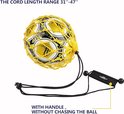 Voetbal in geel en zwart net met touwen en handvat, koordlengte 79-119 cm.