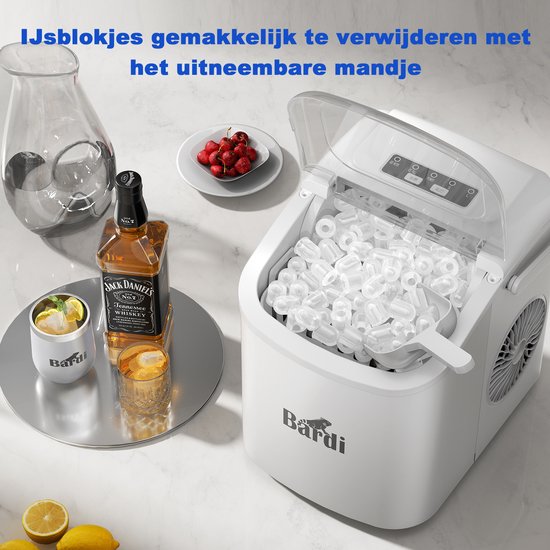 Witte Bardi ijsblokjesmachine met transparant deksel. Naast de machine staat een fles whiskey, een mok met ijs en citroen, en een glas.