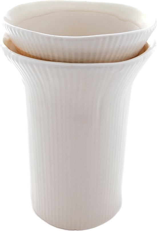 Decoratieve vaas in gebroken wit steengoed H22