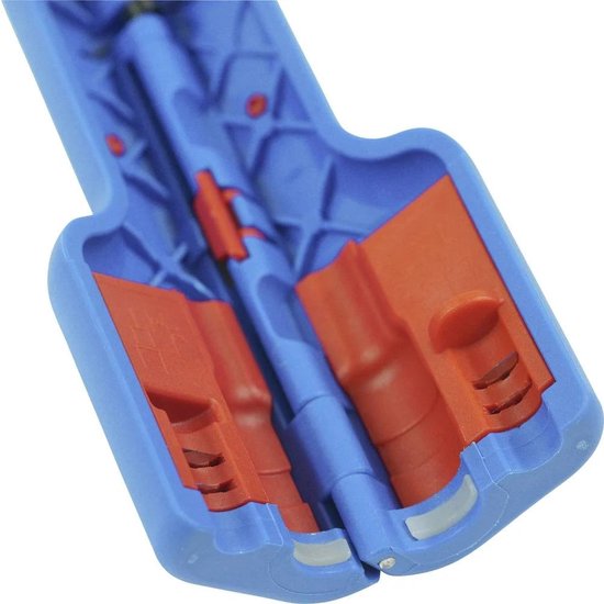 Gedetailleerd zicht op de blauwe kabelstripper met rode inzetstukken.