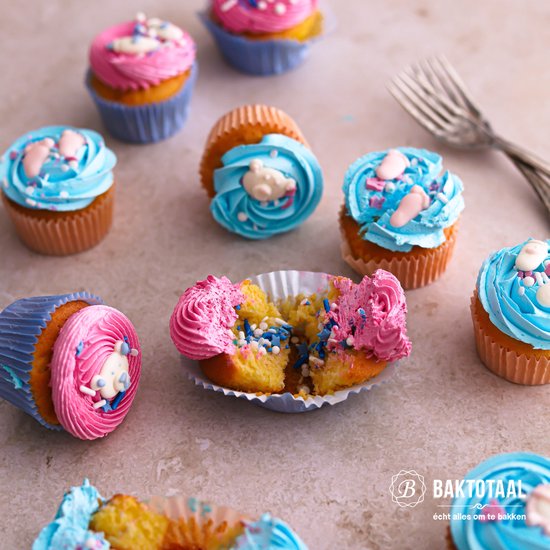 Cupcakes met blauwe en roze botercrème, versierd met kleine beertjes en spikkels.
