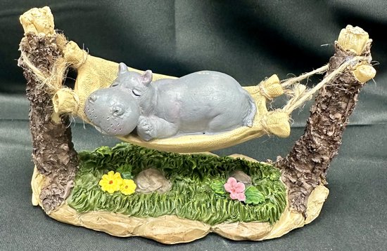 Decoratief nijlpaard in hangmat beeld