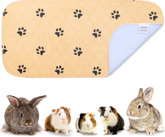 Beige fleecedeken met pootafdrukken, met lichtblauwe achterkant. Vijf konijnen en cavia's op de voorgrond.