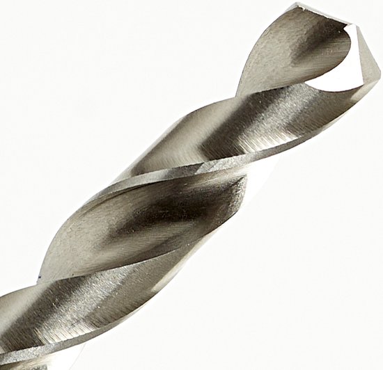 Detail van de punt van een metalen spiraalboor met schroefdraad, op witte achtergrond.