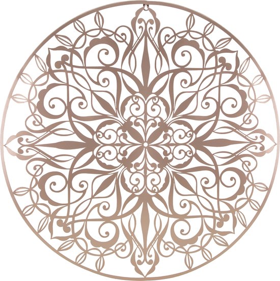 Rond koperkleurig metaalornament met een symmetrisch, gedetailleerd bloempatroon.