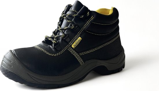 Botte de travail haute noire avec lacets et surpiqûres jaunes, sur fond blanc.
