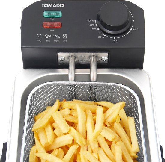 Close-up van een Tomado friteuse met een mandje vol frietjes en bedieningspaneel.