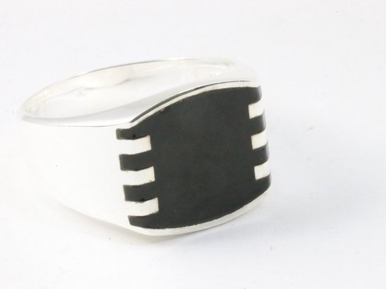 Hoogglans zilveren ring met onyx - maat 22