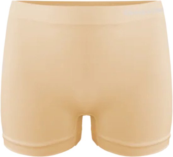 Nude, naadloze boxershort op een zwarte achtergrond.