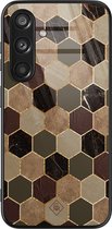 Casimoda® hoesje - Geschikt voor Samsung Galaxy S24 - Kubus Bruin Groen - Luxe Hard Case Zwart - Backcover telefoonhoesje - Bruin/beige